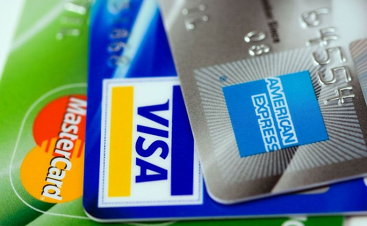 Protezione dei consumatori: a seguito dell’azione dell’UE, le società di carte di credito si impegnano a impedire abbonamenti online nascosti